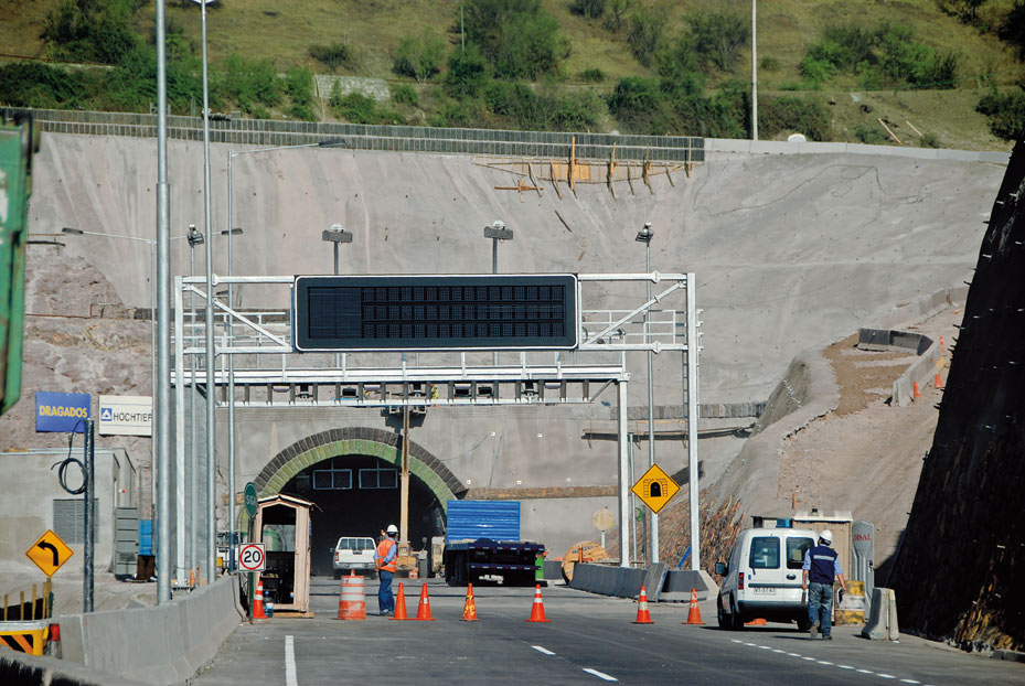 Acortar el tiempo con DSI: Construcción del túnel San Cristóbal en Santiago de Chile Acortar el tiempo con DSI: Construcción del túnel San Cristóbal en Santiago de Chile