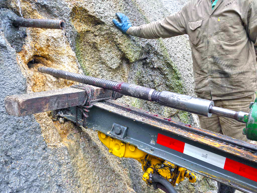 Soluciones completas para roca altamente desagregada: Sistema de barras autoperforantes DSI para la Hidroeléctrica Alejandría Soluciones completas para roca altamente desagregada: Sistema de barras autoperforantes DSI para la Hidroeléctrica Alejandría