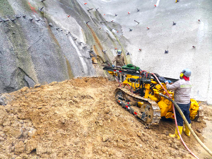 Soluciones completas para roca altamente desagregada: Sistema de barras autoperforantes DSI para la Hidroeléctrica Alejandría Soluciones completas para roca altamente desagregada: Sistema de barras autoperforantes DSI para la Hidroeléctrica Alejandría
